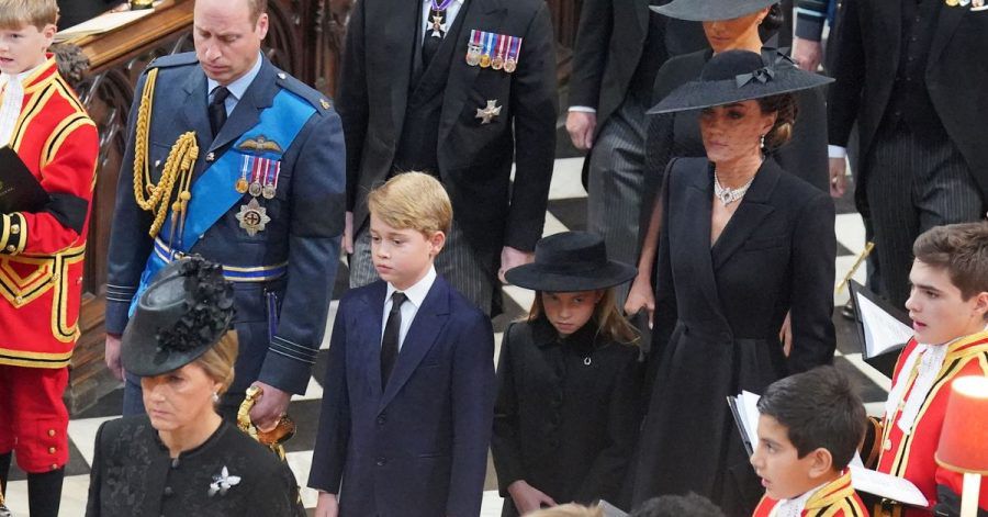 Prinz William, sein Sohn Prinz George, seine Tochter Prinzessin Charlotte und seine Frau Kate kommen zum Staatsakt vor der Beisetzung von Königin Elizabeth II..