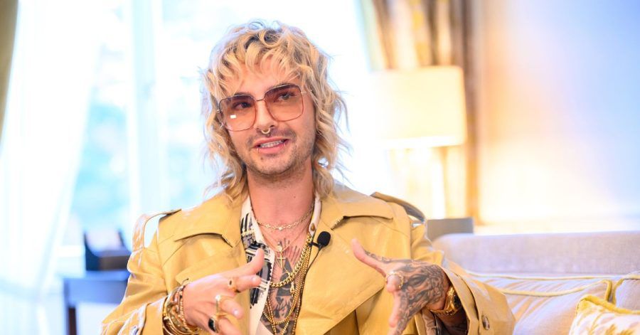 Sänger Bill Kaulitz während eines dpa-Interviews in einer Suite des Hotel Vier Jahreszeiten.