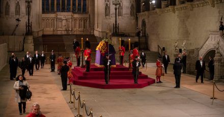 Trauernde erweisen dem Sarg von Königin Elizabeth II. die letzte Ehre.