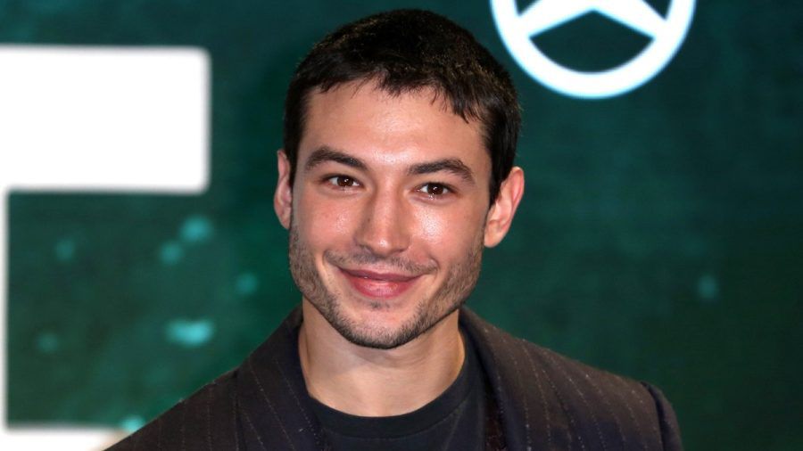 Skandalschauspieler Ezra Miller auf dem Roten Teppich bei einer Premiere. (mia/spot)