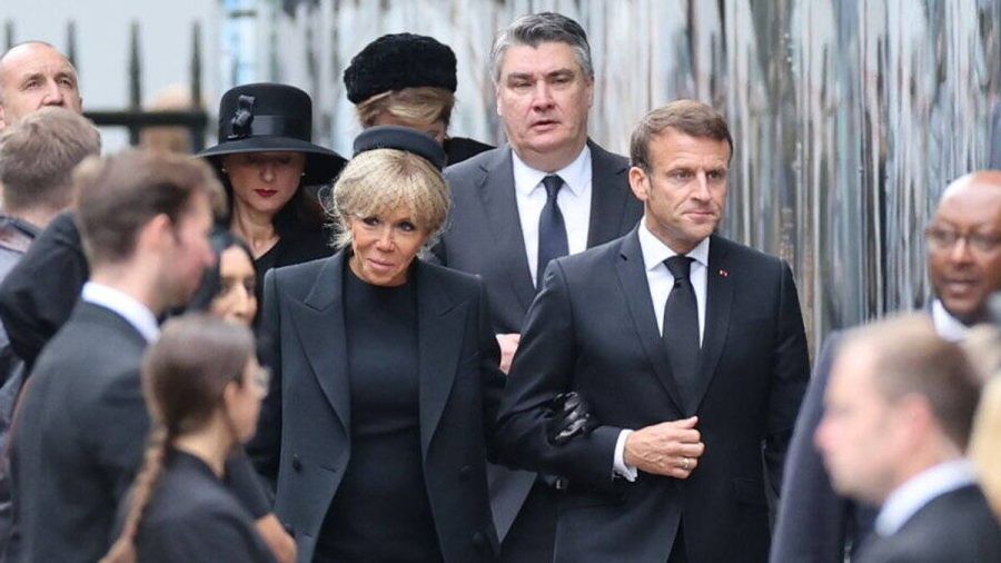 Der französische Staatspräsident Emmanuel Macron und seine Frau Brigitte halten sich an den Dresscode beim Staatsbegräbnis für die Queen. (ili/spot)