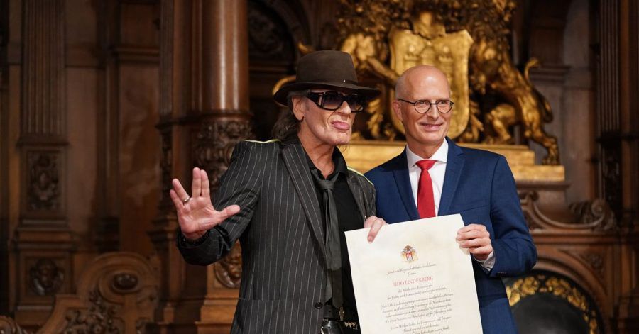 Rocksänger Udo Lindenberg (l) erhält von Hamburgs Bürgermeister Peter Tschentscher (SPD)die Ehrenbürgerwürde.