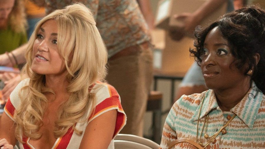 Jessica Lowe (l.) und Idara Victor spielen zwei der schillernden Charaktere aus der Comedy-Serie "Minx". (lau/spot)