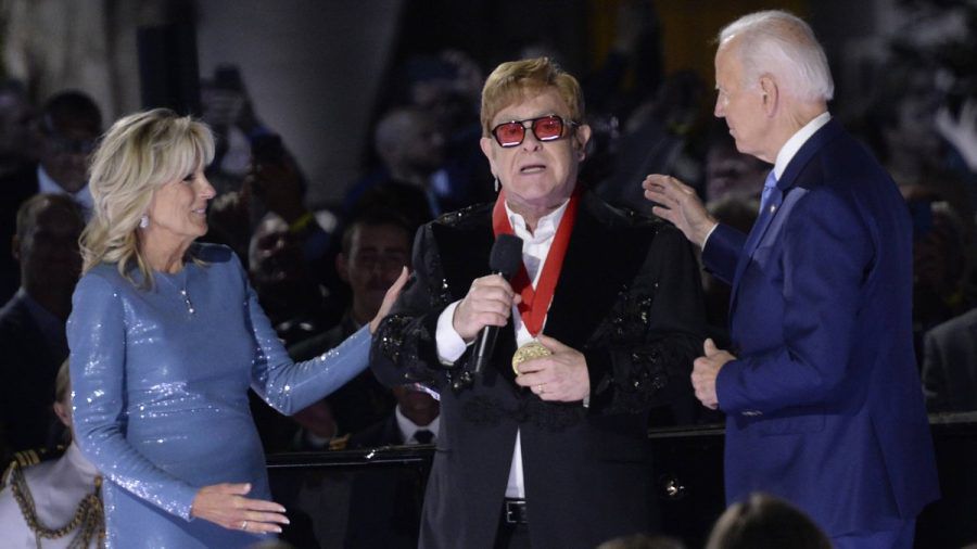 Elton John (M.) erhielt von Jill und Joe Biden die National Humanities Medal. (ntr/spot)