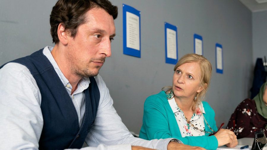 "Eine Klasse für sich": Fabian Sorge (Hans Löw) muss zugeben, dass er als junger Mann sein Abiturzeugnis gefälscht hat. (cg/spot)
