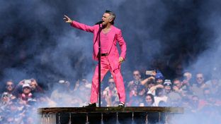Robbie Williams machte in seinem knallpinken Anzug eine gute Figur auf der Bühne. (eee/spot)