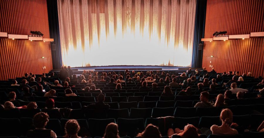 Filmfans sitzen im Saal des Kino International in Berlin. Kinobetreiber wollen wieder mehr Besucher in die Säle locken.