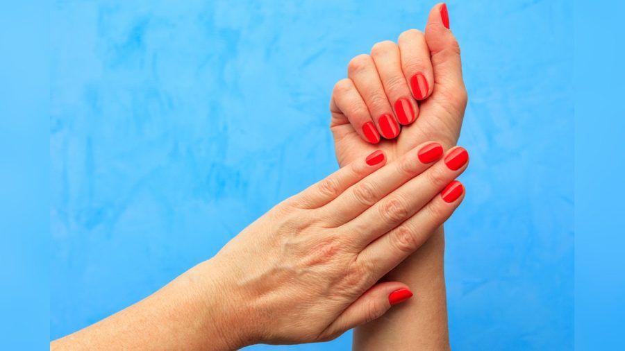 Der Maniküre-Trend Italian Manicure zaubert kurze Fingernägel optisch länger. (the/spot)