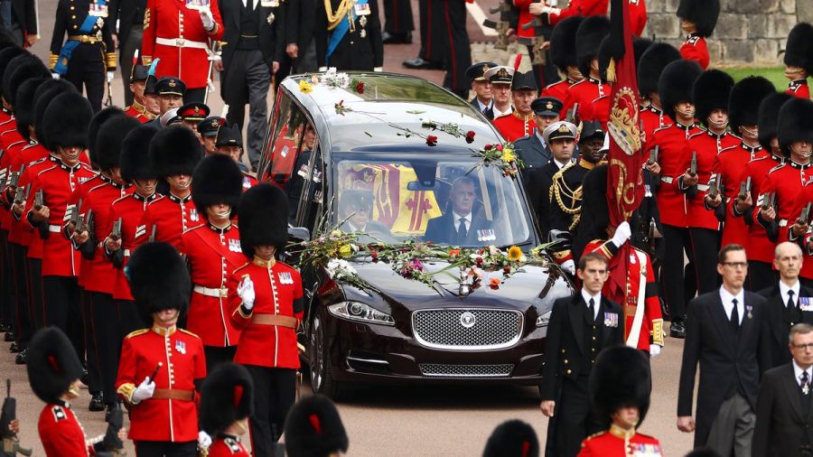 Der von Blumen bedeckte Leichenwagen, in dem sich der Sarg der Queen befindet. (stk/spot)