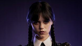 Im Mittelpunkt der Serie steht das Leben der titelgebenden "Addams Family"-Tochter "Wednesday", gespielt von Jenna Ortega. (dr/spot)