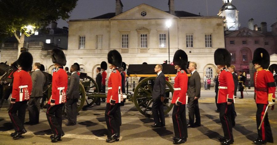 Mitglieder der Königsgarde marschieren bei einer frühmorgendlichen Probe für die Prozession des Sarges von Königin Elizabeth II. vom Buckingham Palace zur Westmister Hall in London.