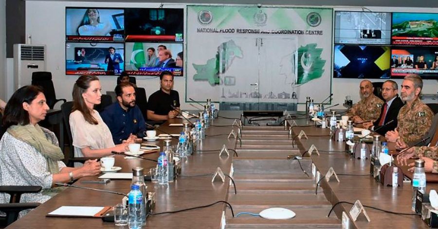 US-Schauspielerin Angelina Jolie (2.v.l) nimmt an einem Treffen mit pakistanischen Regierungs- und Militärvertretern über die durch die Überschwemmungen verursachten Schäden in Pakistan teil.