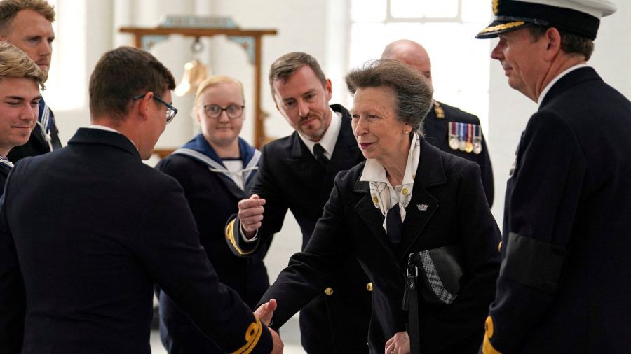 Prinzessin Anne bei ihrem Besuch am Marinestützpunkt Portsmouth. (eee/spot)