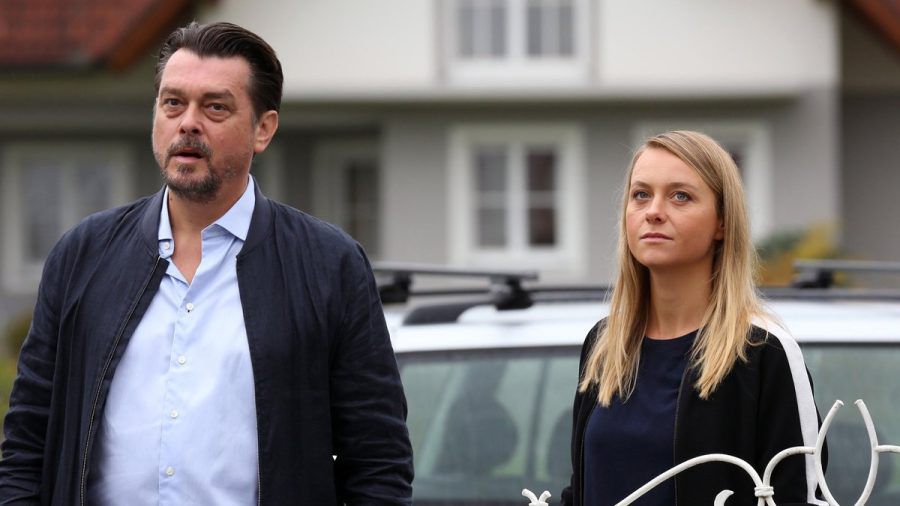 "Landkrimi: Steirerstern": Kommissar Bergmann (Hary Prinz) und seine Partnerin Anni (Anna Unterberger) verfolgen eine Spur. (cg/spot)