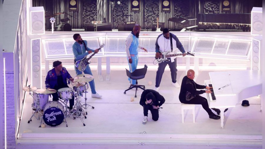 In diesem Jahr traten unter anderem Dr. Dre (r.) und Eminem (kniend) bei der Super-Bowl-Halbzeitshow auf. (dr/spot)
