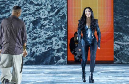 Sängerin Cher bei der Paris Fashion Week. (ili/spot)