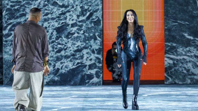Sängerin Cher bei der Paris Fashion Week. (ili/spot)