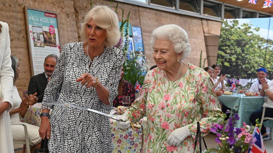 In einer TV-Sendung zollt Königin Camilla der verstorbenen Queen Elizabeth II. Tribut. (ncz/spot)
