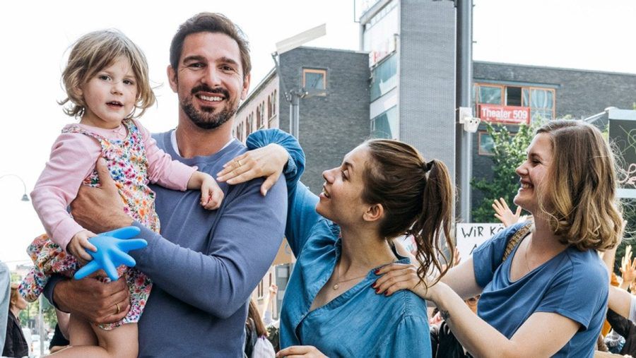 "Du sollst hören": Simon Ebert (Benjamin Piwko) und seine Familie werden vor dem Gericht von einer großen Demo unterstützt. (ili/spot)