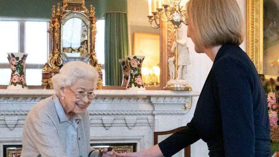 Queen Elizabeth II (l.) begrüßt Liz Truss. (smi/spot)
