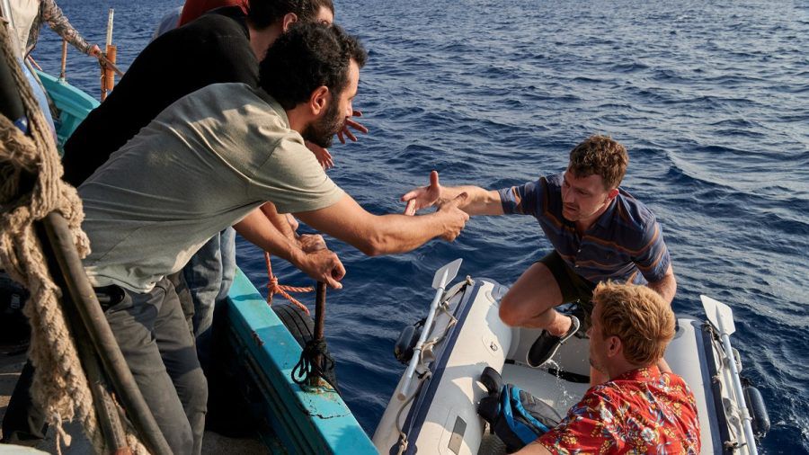 "Liberame - Nach dem Sturm": Daniel Schilling (Marc Benjamin, r.) und Jan Garbe (Friedrich Mücke, 2.v.r.) nehmen Kontakt zum Boot der Geflüchteten auf. (cg/spot)