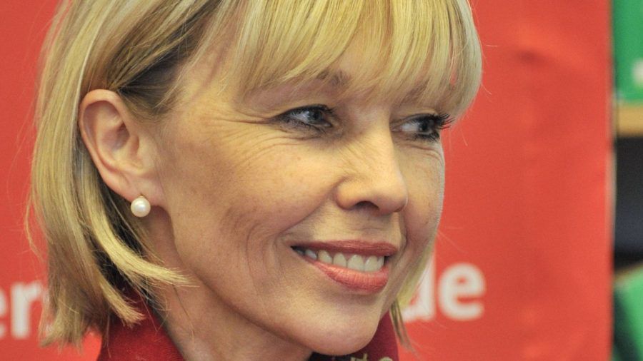 Doris Schröder-Köpf spricht in einem neuen Interview über ihre beiden prominenten Ex-Partner. (lau/spot)