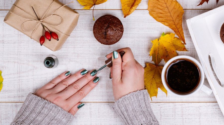 Bunte Chrome-Nägel sorgen im Herbst für einen erfrischenden Hingucker. (ncz/spot)