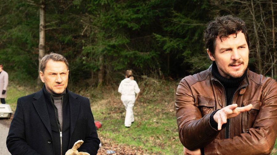 Lannert (Richy Müller) und Bootz (Felix Klare, r.) auf der Suche nach belastbaren Aussagen zur Todesursache. (dr/spot)