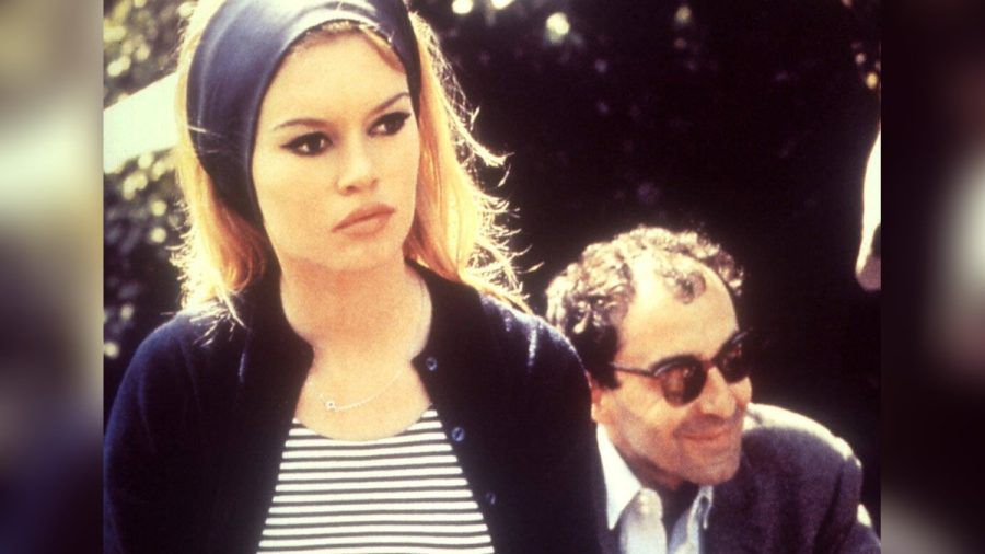Regisseur Jean-Luc Godard sitzend hinter Brigitte Bardot am Set des Films "Le Mépris" aus dem Jahr 1963. (lau/spot)
