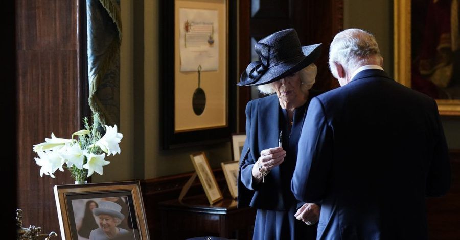 Königin Camilla hält einen Füllfederhalter, während sich König Charles III. Tinte von der Hand wischt. Der Monarch wollte sich in Hillsborough Castle in ein Gästebuch eintragen, als der Stift zu schmieren begann.