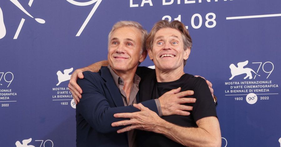 Die Schauspieler Christoph Waltz (l) Willem Dafoe kommen zu einem Fototermin für den Film «Dead for A Dollar» während der 79. Ausgabe der Filmfestspiele von Venedig.
