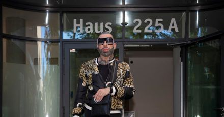 Modeschöpfer Harald Glööckler vor einem Ärztehaus in Berlin.