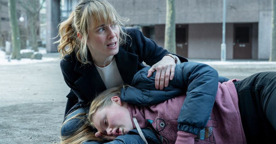 Kommissarin Isabelle Grandjean (Anna Pieri Zürcher) kümmert sich um die jugendliche Zeugin Klara Canetti (Anouk Petri), die kollabiert ist.