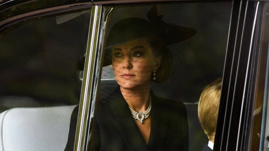 Prinzessin Kate mit besonderem Schmuck zu Ehren von Queen Elizabeth II. (ili/spot)