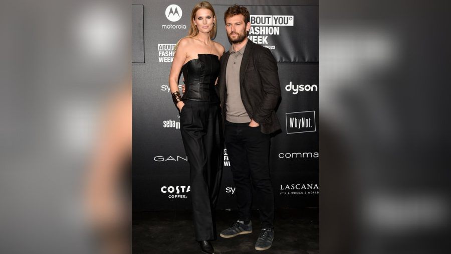 Toni Garrn und Alex Pettyfer strahlen in Mailand. (eee/spot)