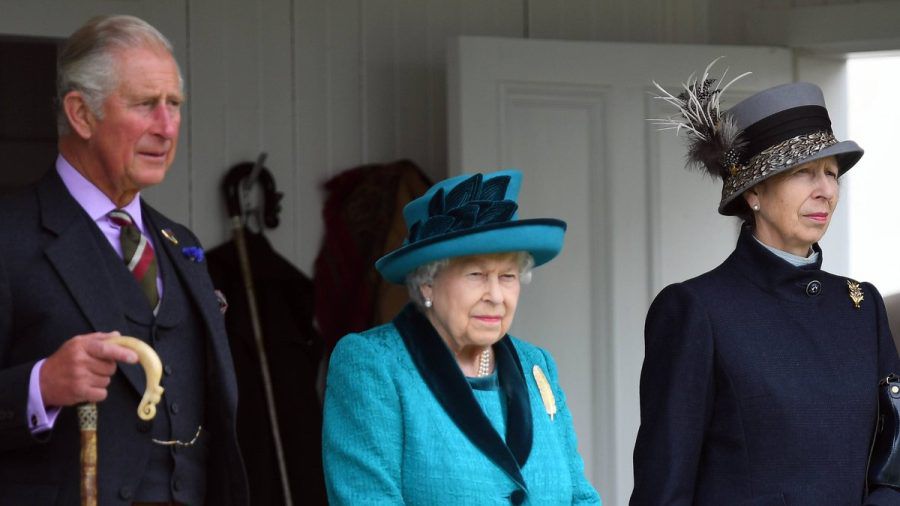 Die Queen bei einem Auftritt mit ihren ältesten Kindern. (hub/spot)