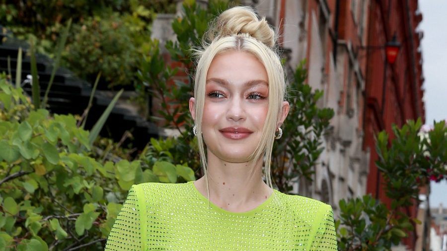 Gigi Hadid zeigt sich bei einem Event der britischen "Vogue" mit angesagten Chin Bangs. (the/spot)