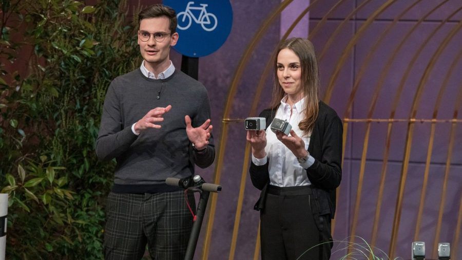 Dr. Ines Wöckl und Dr. Alexander Rech präsentieren die Smart Mobility Beleuchtung "Flasher". (spot)