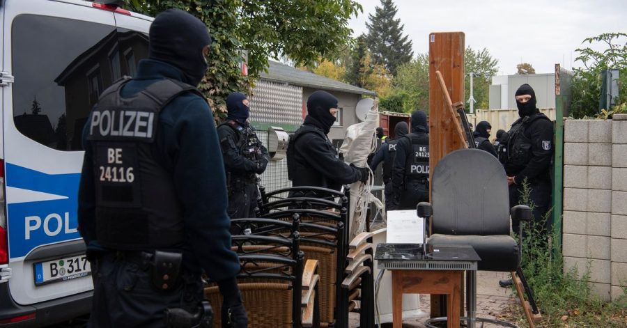 Polizeibeamte stehen am Gelände der Rockergruppe "Hells Angels MC Berlin Central" in Berlin zwischen sichergestellten Gegenständen.