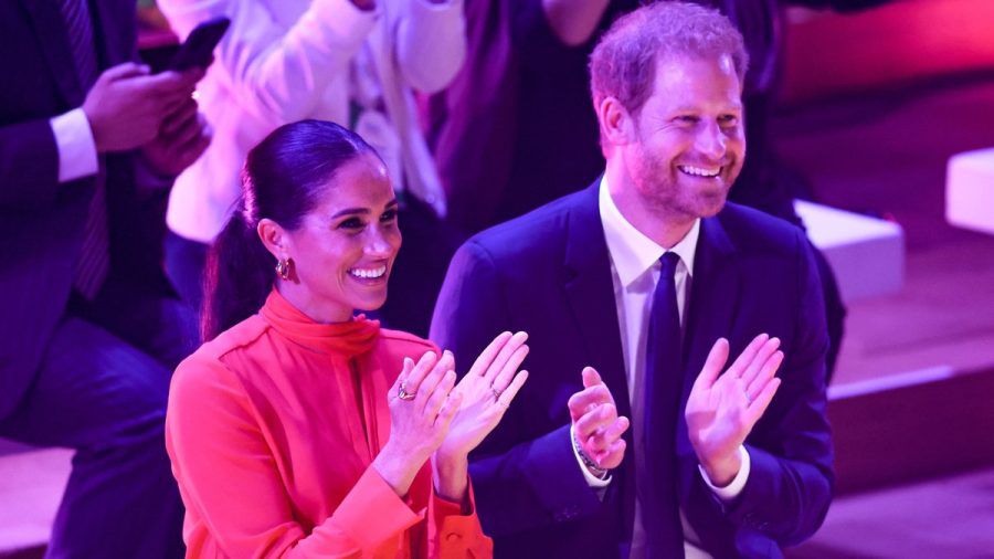Herzogin Meghan und Prinz Harry strahlen in Manchester. (eee/spot)