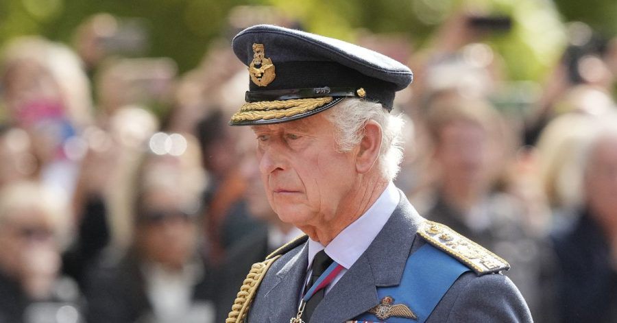 König Charles III. folgt dem Sarg seiner Mutter. Der neue Monarch macht nach dem Prozedere in London nun erst einmal Pause.