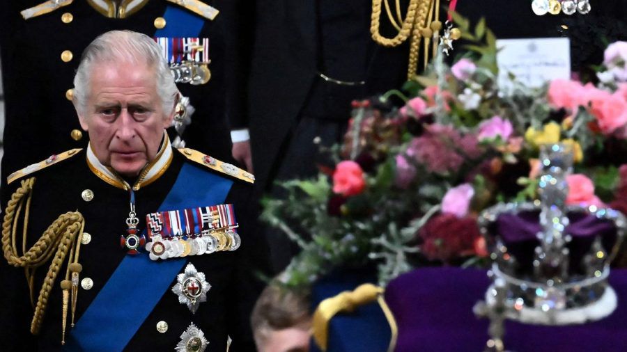 Auf dem Sarg im Blumenschmuck hinter der Krone ist die letzte Nachricht von König Charles III. an seine Mutter zu sehen. (ili/spot)
