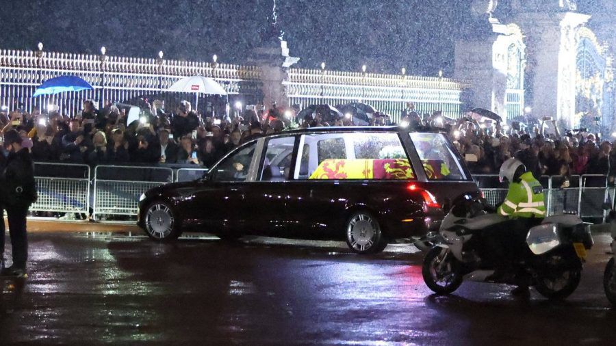 Der Leichnam von Queen Elizabeth II. bei der Ankunft am Buckingham Palast. (dr/spot)
