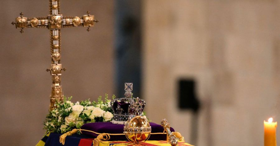 Der Sarg von Königin Elizabeth II., drapiert mit der königlichen Standarte, der Reichskrone und dem Reichsapfel und dem Zepter des Herrschers, liegt auf dem Katafalk in der Westminster Hall im Palace of Westminster in London.