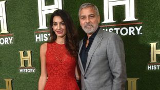 Amal und George Clooney bei den History Talks 2022. (ntr/spot)