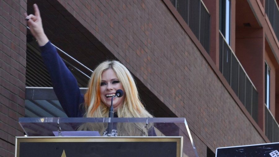 Avril Lavigne freut sich über ihren Stern auf dem Walk of Fame. (tae/spot)