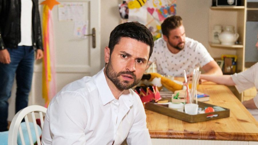 "Unter uns": Paco wird schockiert klar, dass sein und Brittas Plan mächtig schief gegangen ist. (cg/spot)