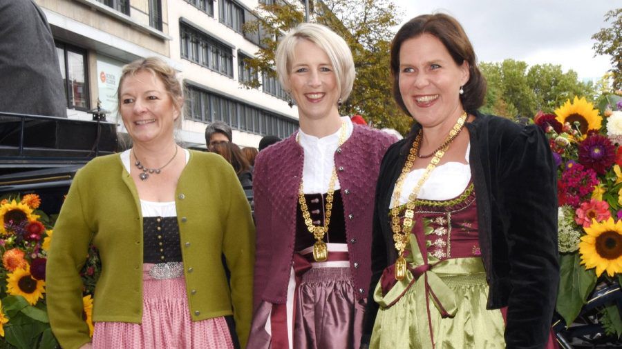Zu einem schicken Dirndl gehört an kalten Tagen auch ein warmer Janker. (kms/spot)