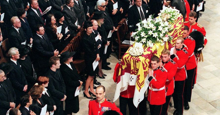 Welsh Guards tragen den in die königliche Standarte gehüllte Sarg von Diana, Prinzessin von Wales.