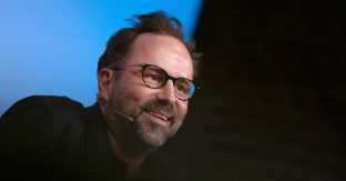 Kurt Krömer, Komiker, sitzt im Rahmen des Literaturfestivals Lit.Cologne auf der Bühne in den Balloni Hallen.